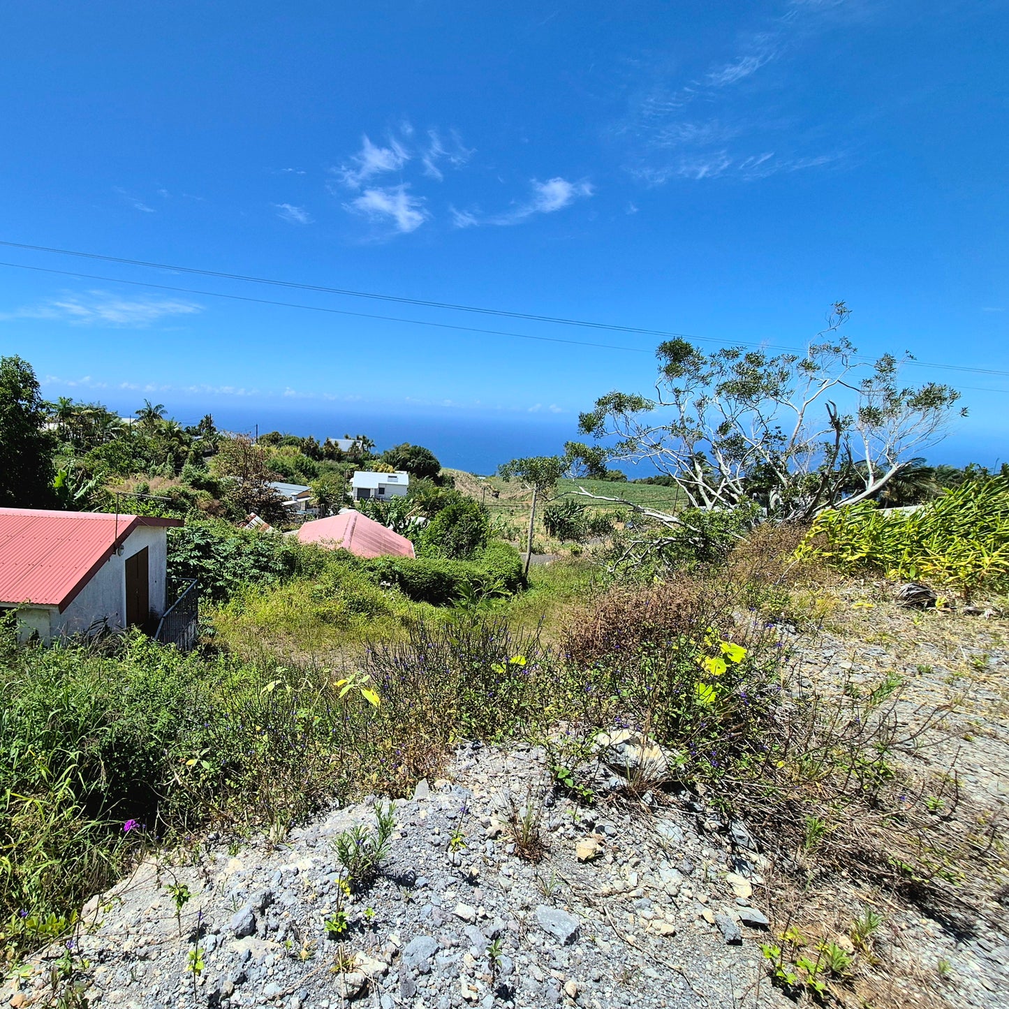 SAINT-JOSEPH/TERRAIN 892M2 + DEPENDANCE