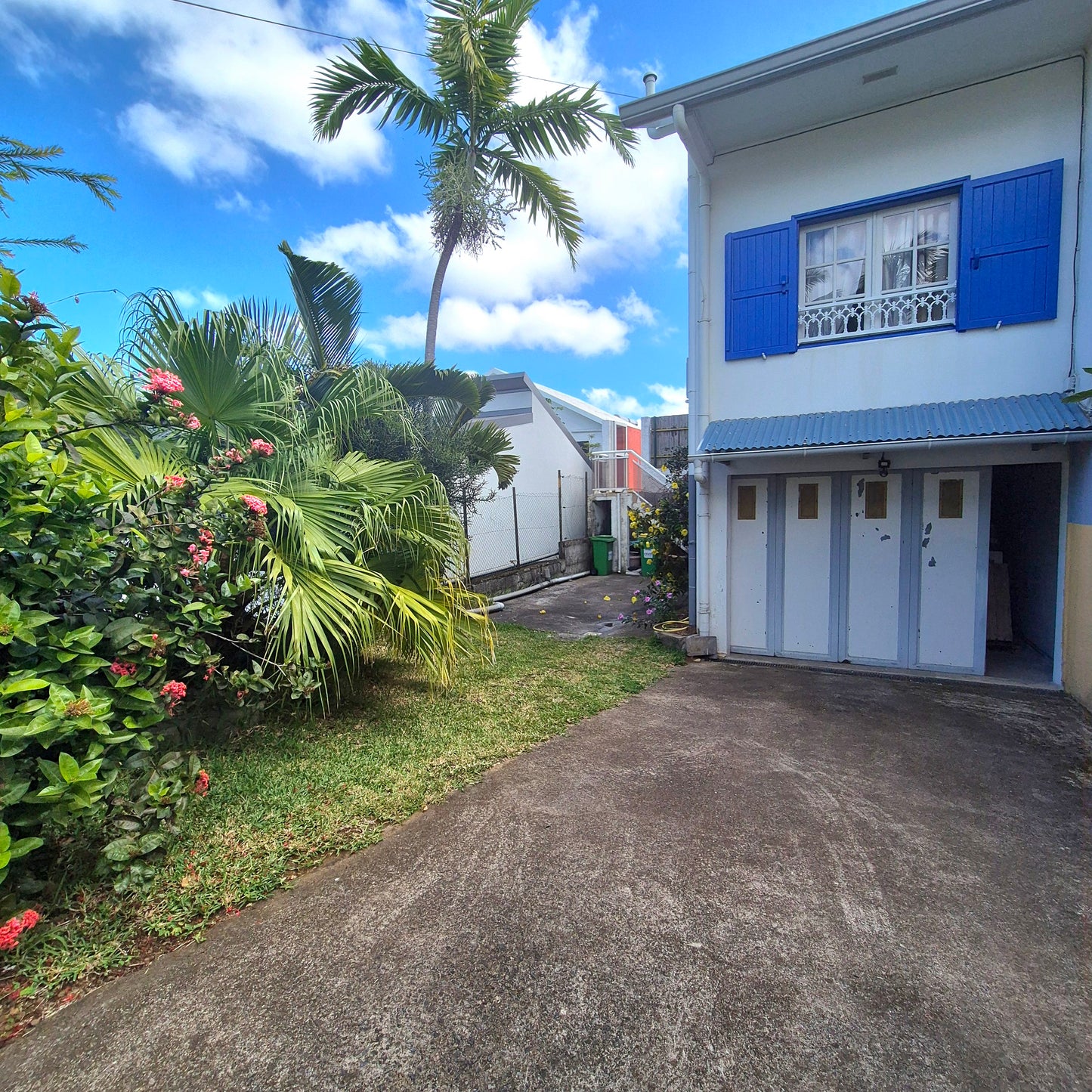 SAINT-PIERRE / MAISON CREOLE AVEC PISCINE - LIGNE 400