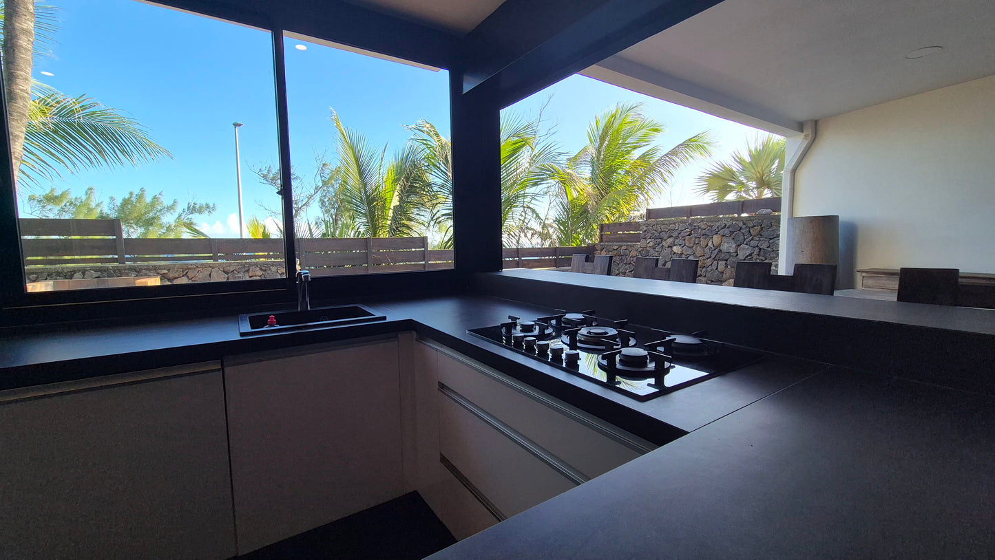 SAINT-PIERRE/ VILLA CONTEMPORAINE AVEC PISCINE ACCES DIRECT A LA MER