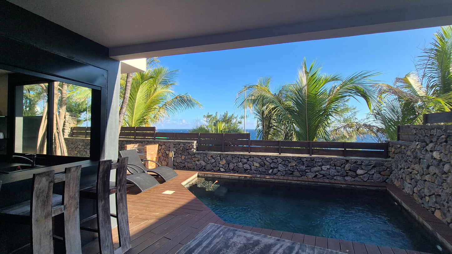 SAINT-PIERRE/ VILLA CONTEMPORAINE AVEC PISCINE ACCES DIRECT A LA MER