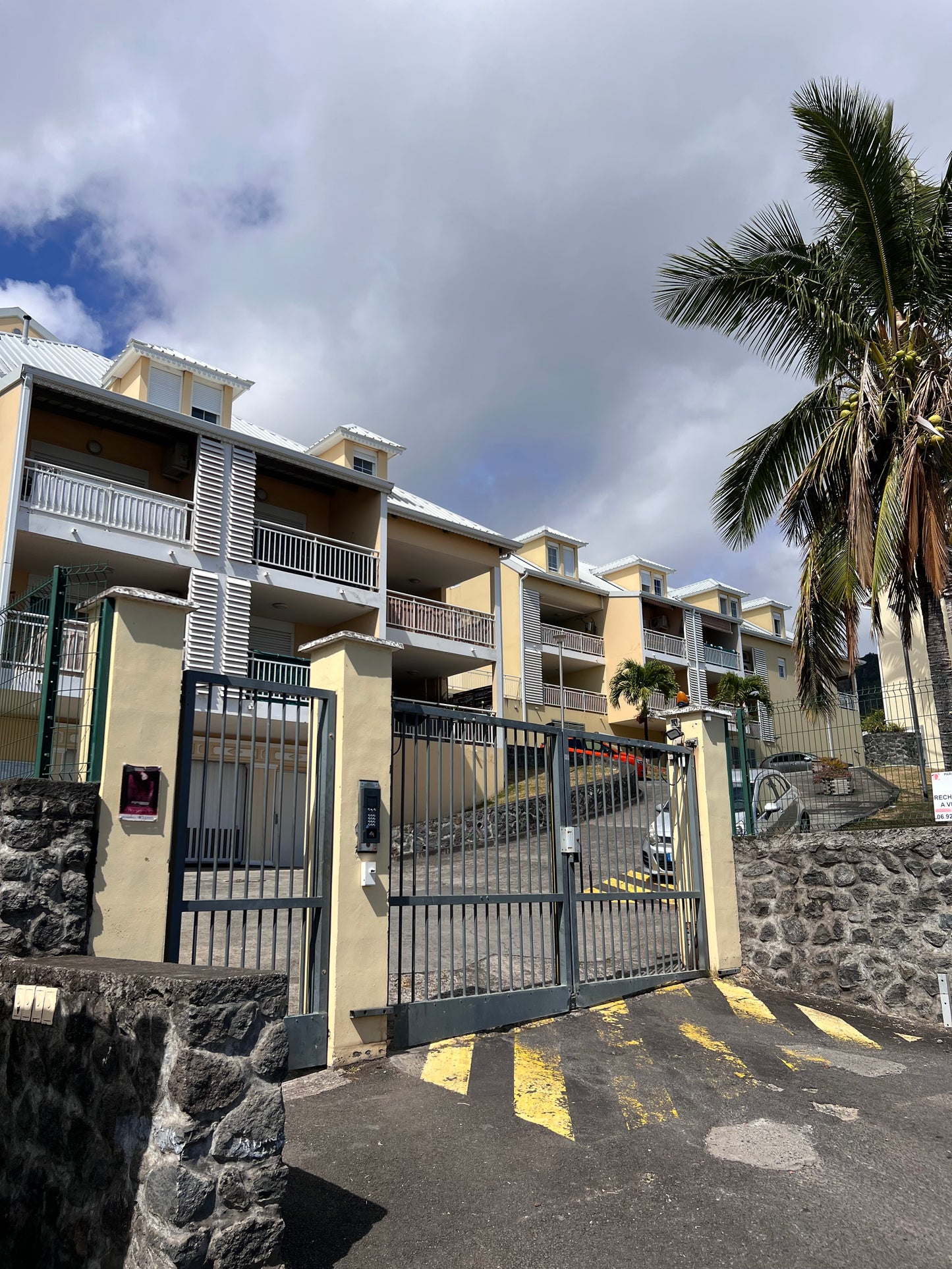 SAINT DENIS / CHARMANT APPARTEMENT DUPLEX À BELLEPIERRE